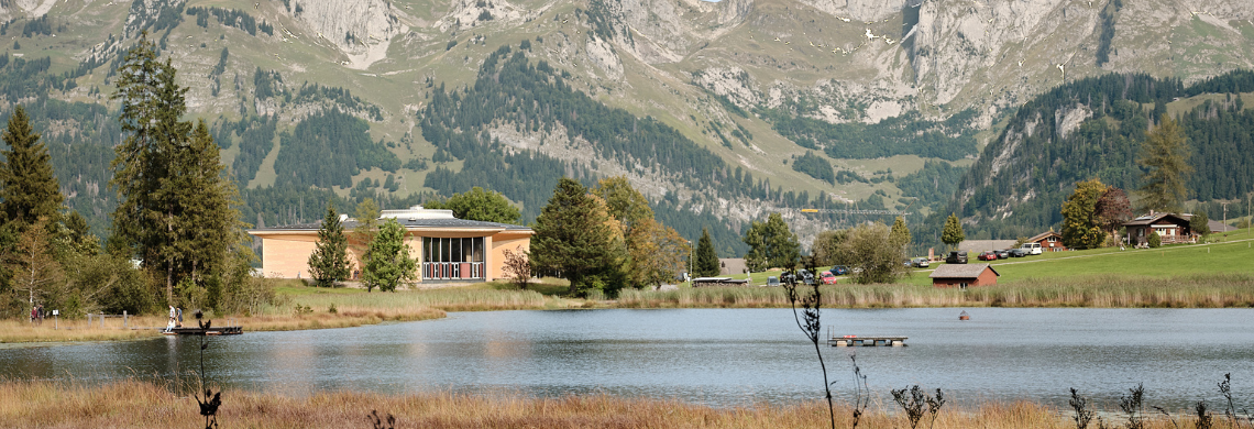 Foto des Klanghauses mit dem Schwendisee im Vordergrund
